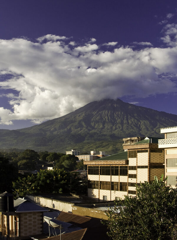 Blick auf den Mt. Meru von der Terasse des Jevas Hotels